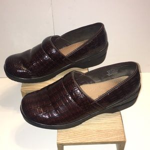 DUCK HEAD JESS SLIP ON CROCK LIKE LEATHER NURSE WORK SHOES SIZE 7.5